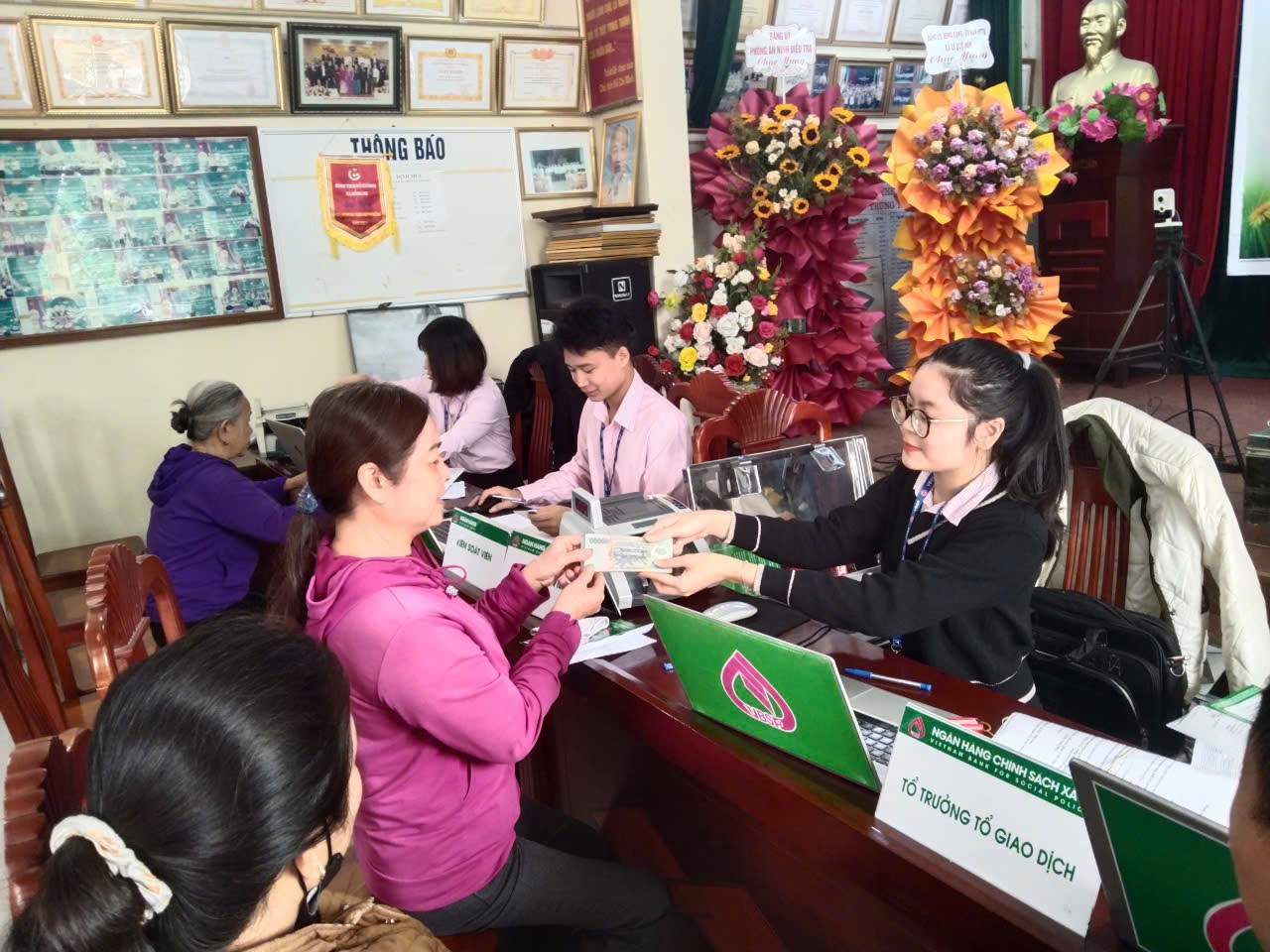 PHÒNG GIAO DỊCH NGÂN HÀNG CHÍNH SÁCH XÃ HỘI HƯNG HÀ GIẢI NGÂN NGUỒN VỐN TÍN DỤNG CHÍNH SÁCH CHO NGƯỜI NGHÈO   VÀ CÁC ĐỐI TƯỢNG CHÍNH SÁCH