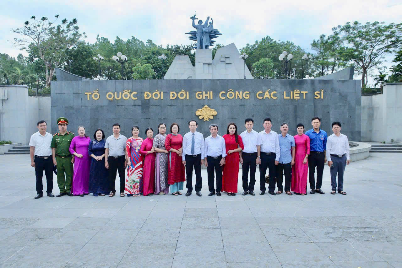 Đoàn đại biểu xã Thần Khê tưởng niệm các anh hùng liệt sĩ tại các Nghĩa trang liệt sỹ quốc gia tại tỉnh Quảng Trị, tỉnh Hà Tĩnh