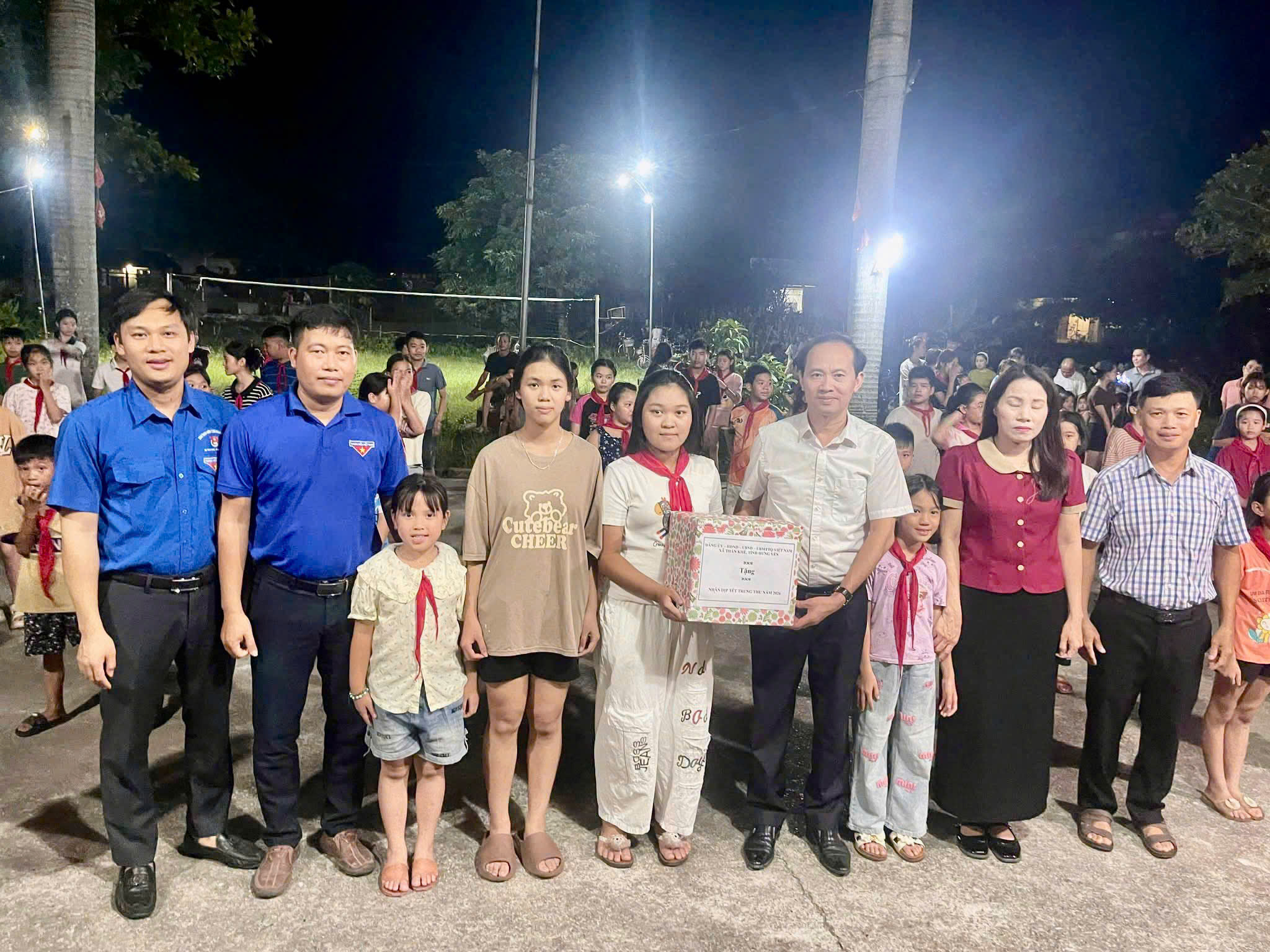 LÃNH ĐẠO XÃ THẦN KHÊ THĂM, TẶNG QUÀ, ĐỘNG VIÊN THIẾU NIÊN, NHI ĐỒNG TẬP LUYỆN ĐÓN TẾT TRUNG THU NĂM 2026