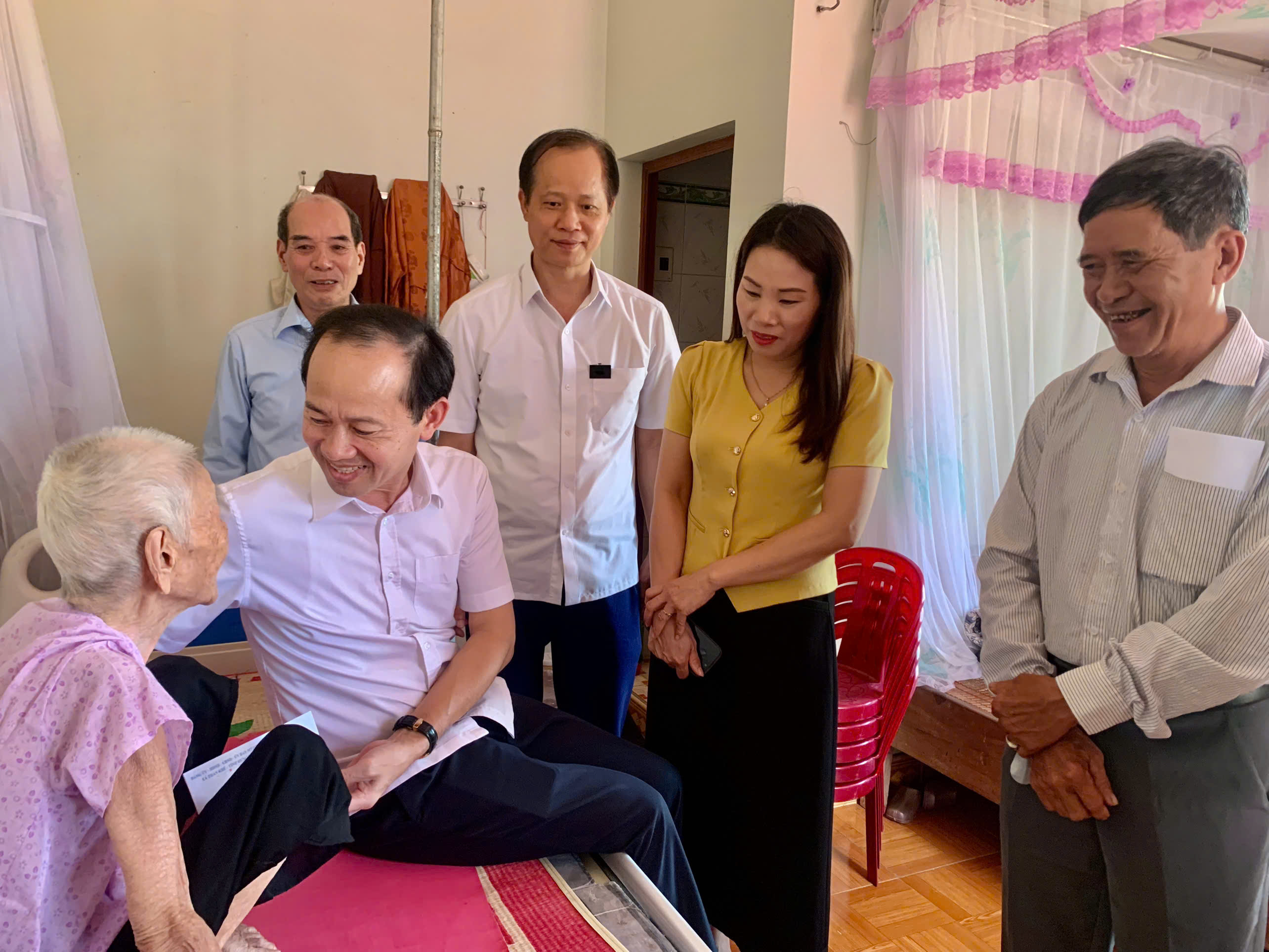 XÃ THẦN KHÊ THĂM, TẶNG QUÀ NGƯỜI CAO TUỔI TỪ 100 TUỔI TRỞ LÊN NĂM 2026