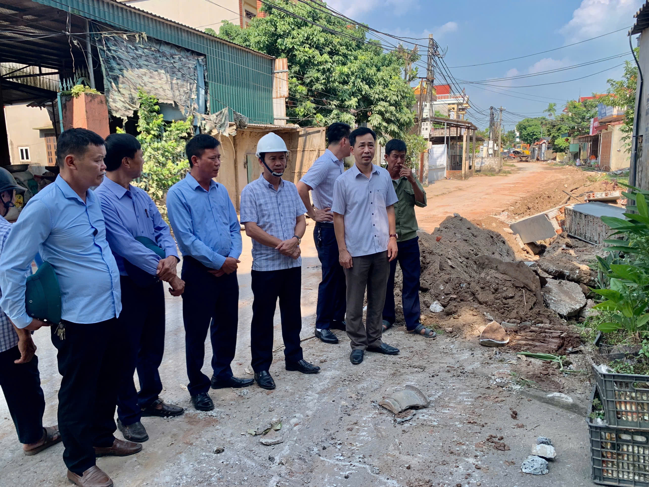 ĐỒNG CHÍ BÍ THƯ ĐẢNG ỦY XÃ THẦN KHÊ KIỂM TRA TIẾN ĐỘ TUYẾN ĐƯỜNG KẾT NỐI CÁC ĐỊA PHƯƠNG