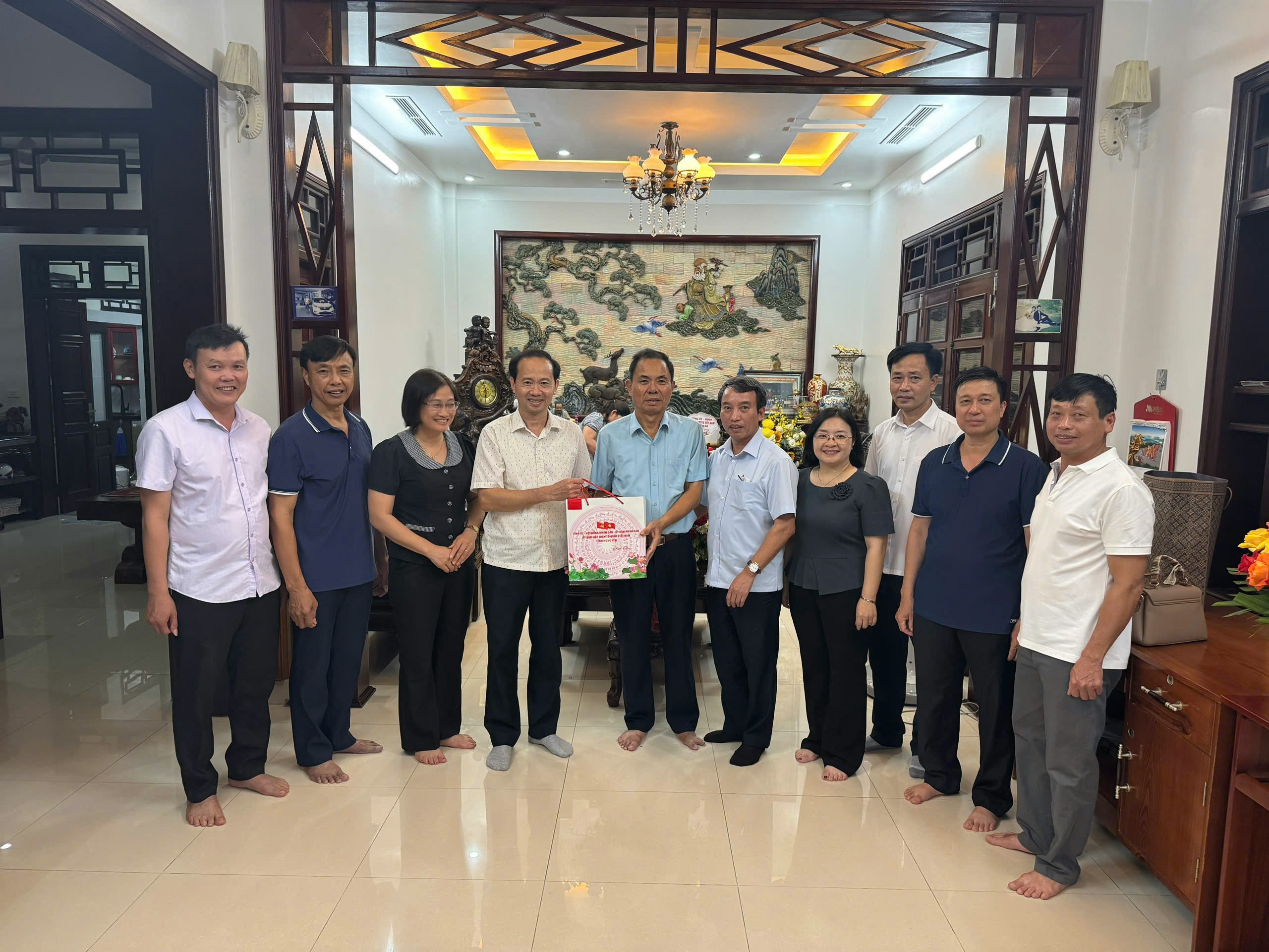 Các đồng chí Lãnh đạo xã Thần Khê thăm, tặng quà Mẹ Việt Nam Anh hùng và các gia đình chính sách nhân kỷ niệm 79 năm Ngày Thương binh - Liệt sĩ (27/7/1947 - 27/7/2026)