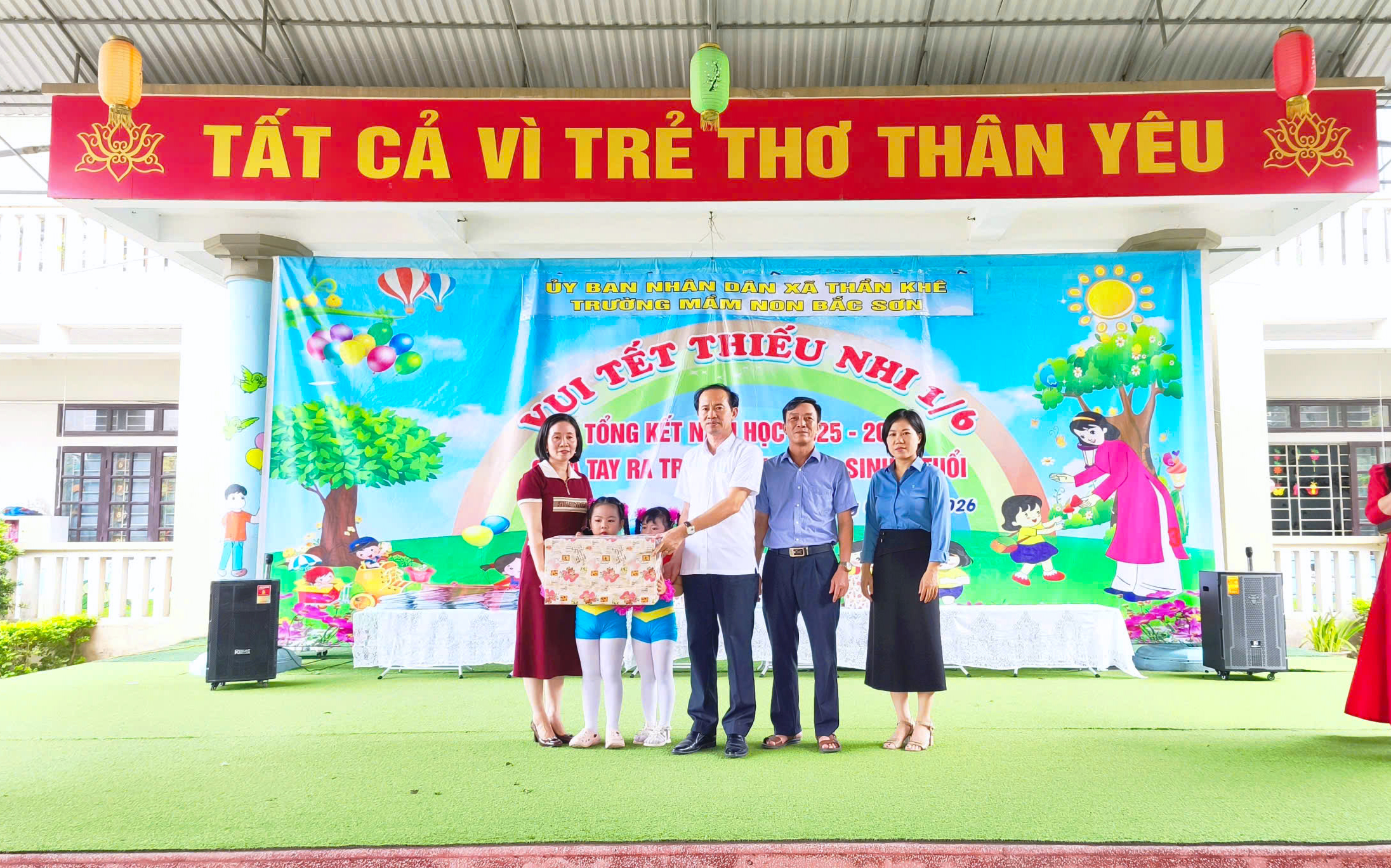 Lãnh đạo xã Thần Khê thăm, tặng quà thiếu nhi nhân Ngày Quốc tế Thiếu nhi 1/6