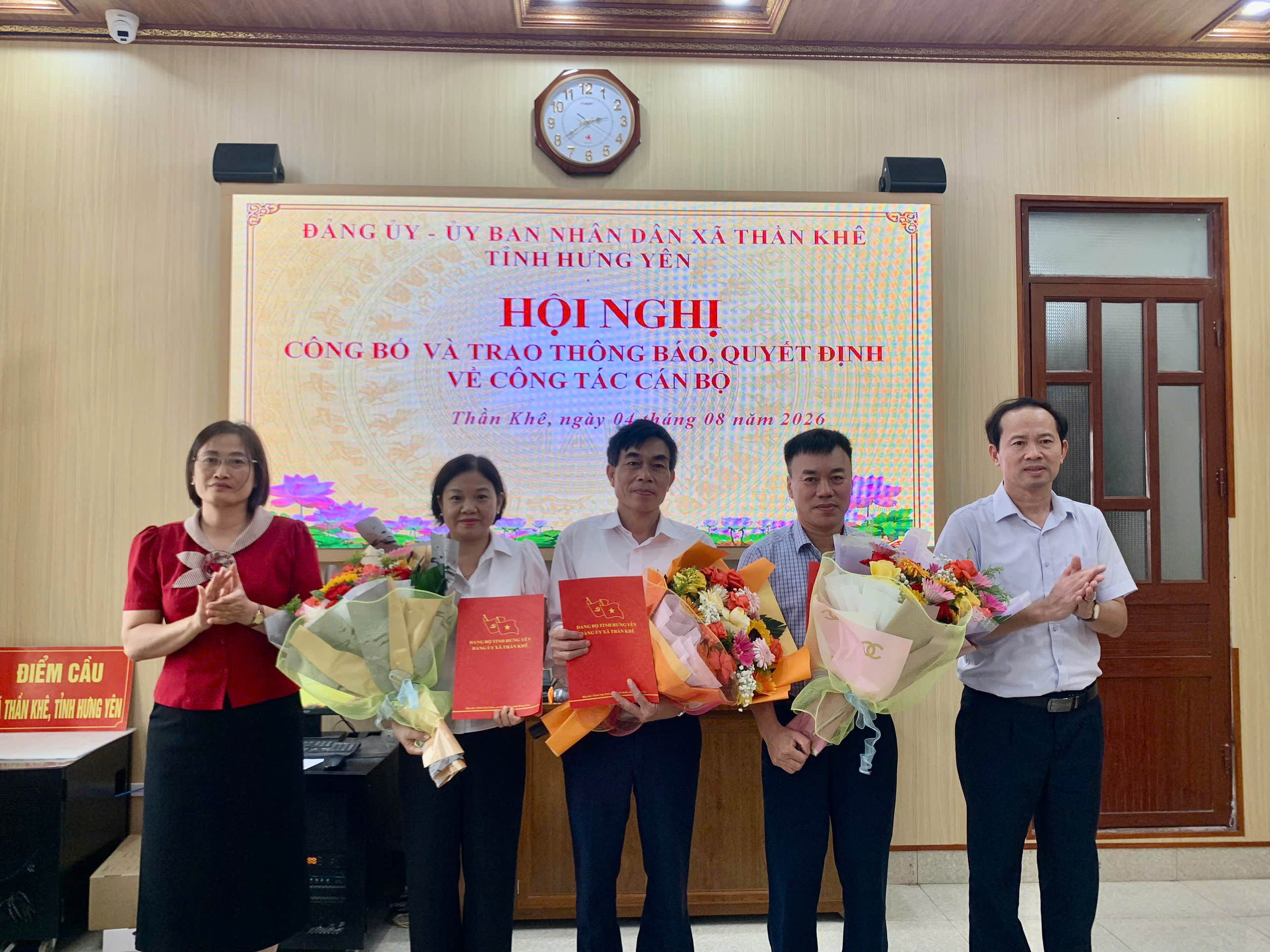 ĐẢNG ỦY-ỦY BAN NHÂN DÂN  XÃ THẦN KHÊ TỔ CHỨC HỘI NGHỊ CÔNG BỐ CÁC QUYẾT ĐỊNH VỀ CÔNG TÁC CÁN BỘ