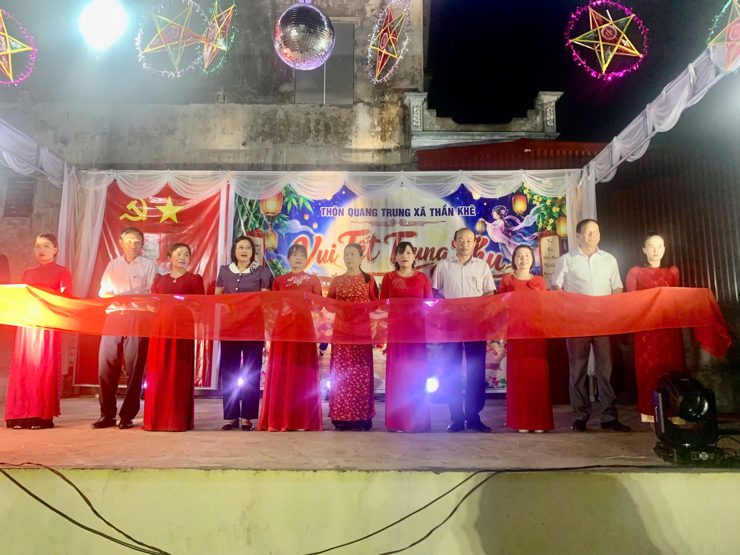 THÔN QUANG TRUNG KHÁNH THÀNH SÂN KHẤU VÀ CỔNG NHÀ VĂN HÓA