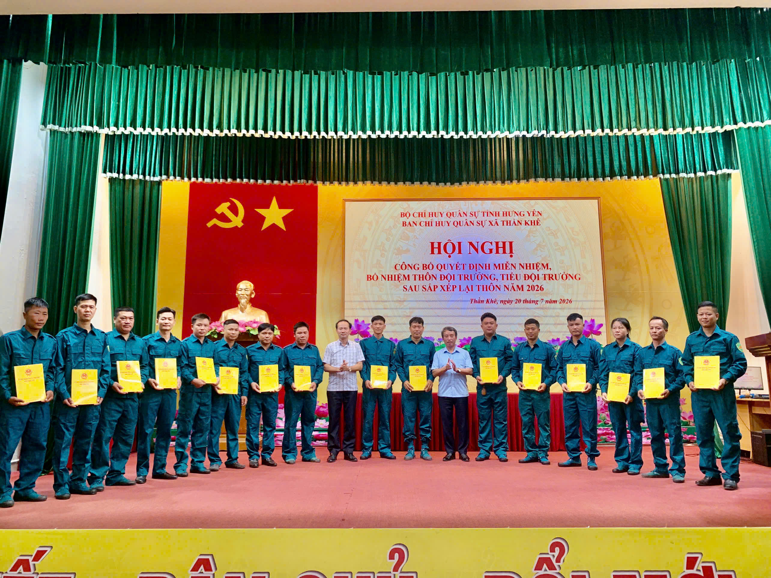 HỘI NGHỊ CÔNG BỐ QUYẾT ĐỊNH MIỄN NHIỆM VÀ BỔ NHIỆM CHỨC DANH THÔN ĐỘI TRƯỞNG TRÊN ĐỊA BÀN XÃ THẦN KHÊ