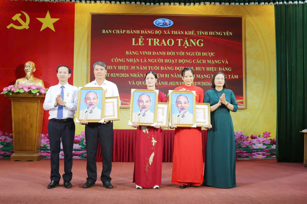 XÃ THẦN KHÊ TRANG TRỌNG TỔ CHỨC LỄ TRAO TẶNG BẰNG VINH DANH NGƯỜI HOẠT ĐỘNG CÁCH MẠNG VÀ HUY HIỆU ĐẢNG ĐỢT 02/9