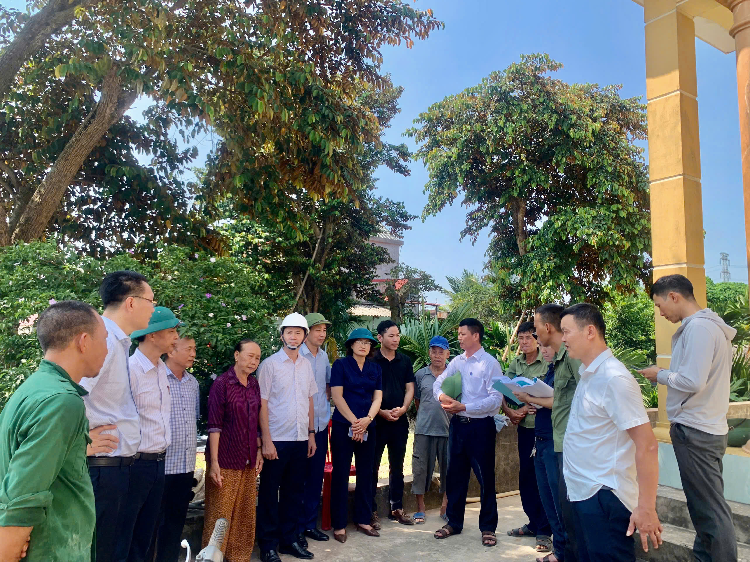 ĐỒNG CHÍ BÍ THƯ ĐẢNG ỦY, CHỦ TỊCH HĐND XÃ THẦN KHÊ KIỂM TRA TIẾN ĐỘ THI CÔNG CÁC TUYẾN ĐƯỜNG, YÊU CẦU ĐẨY NHANH CÁC HẠNG MỤC PHỤC VỤ DÂN SINH