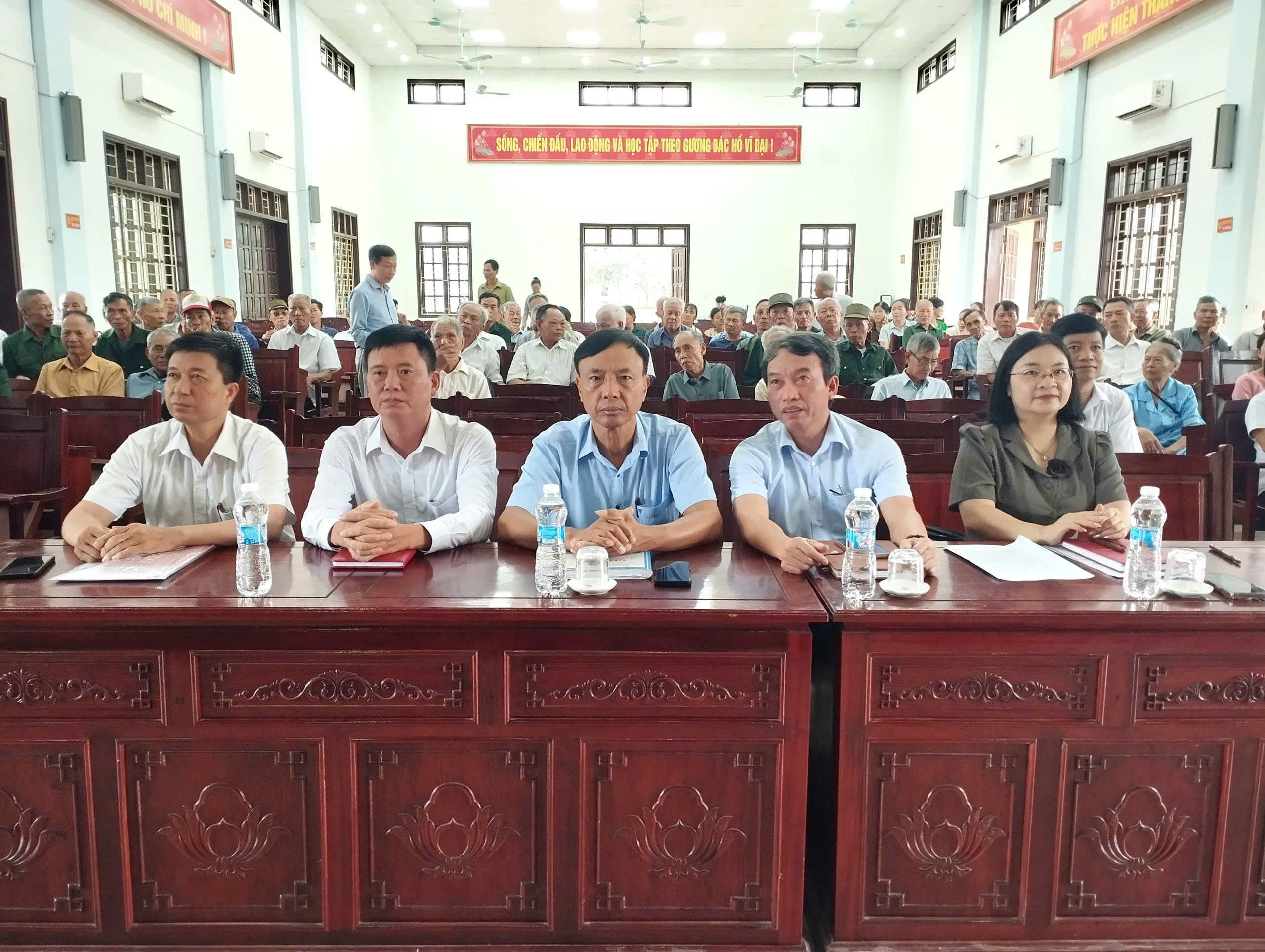 Đại biểu Hội đồng nhân dân xã Thần Khê tiếp xúc cử tri trước Kỳ họp thường lệ giữa năm 2026