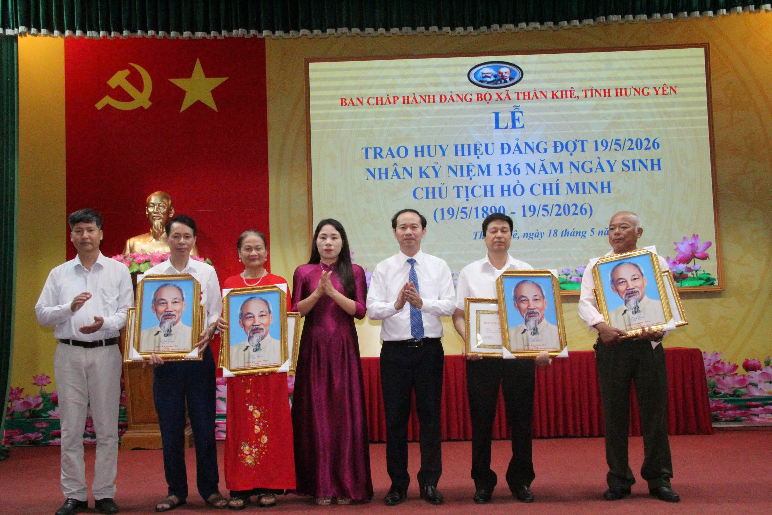 Xã Thần Khê Trao tặng 34 Huy hiệu Đảng đợt 19/5