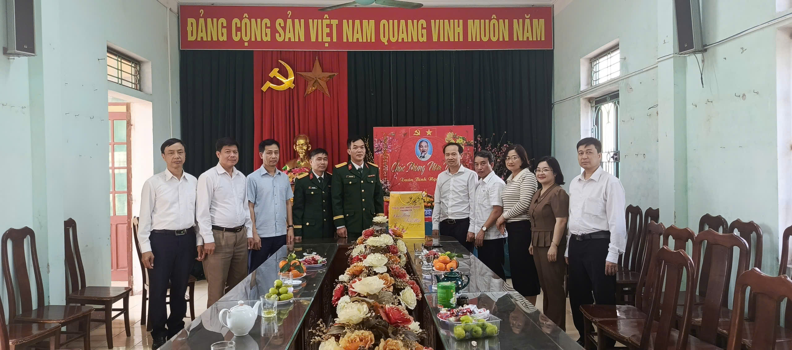 lãnh đạo địa phương xã Thần Khê đã đến thăm, chúc Tết và tặng quà các đơn vị trực Tết