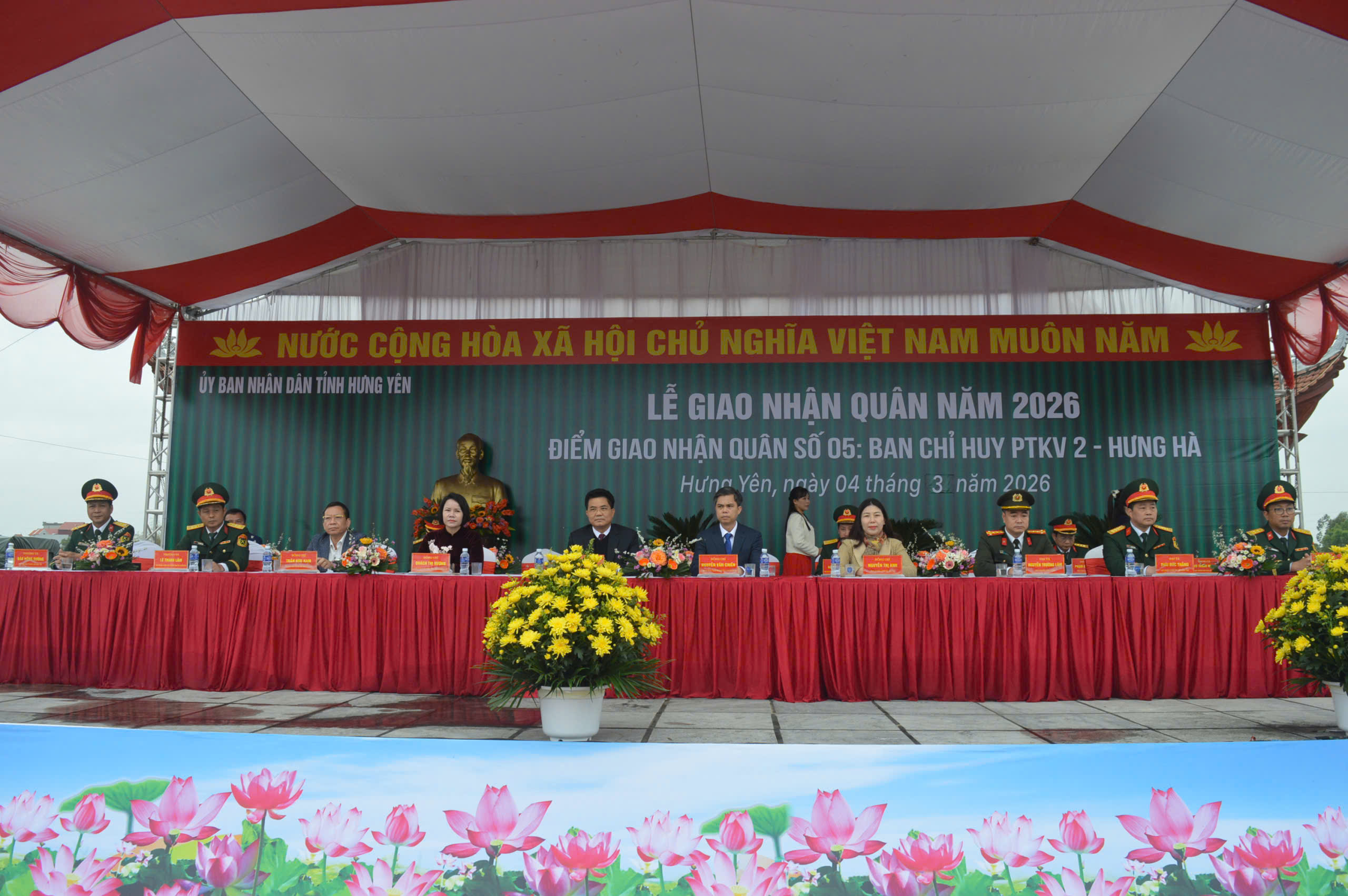 Sáng 4/3, tại lễ giao nhận quân năm 2026 tại điểm giao nhận quân số 05 -Ban Chỉ huy Phòng thủ Khu 2 Hưng Hà, điểm giao nhận quân số 06 - xã A Sào, Ban Chỉ huy Khu vực phòng thủ 2 - Hưng Hà. 48 thanh niên ưu tú của xã Thần Khê chính thức lên đường thực hiện nghĩa vụ quân sự và nghĩa vụ Công an nhân dân.