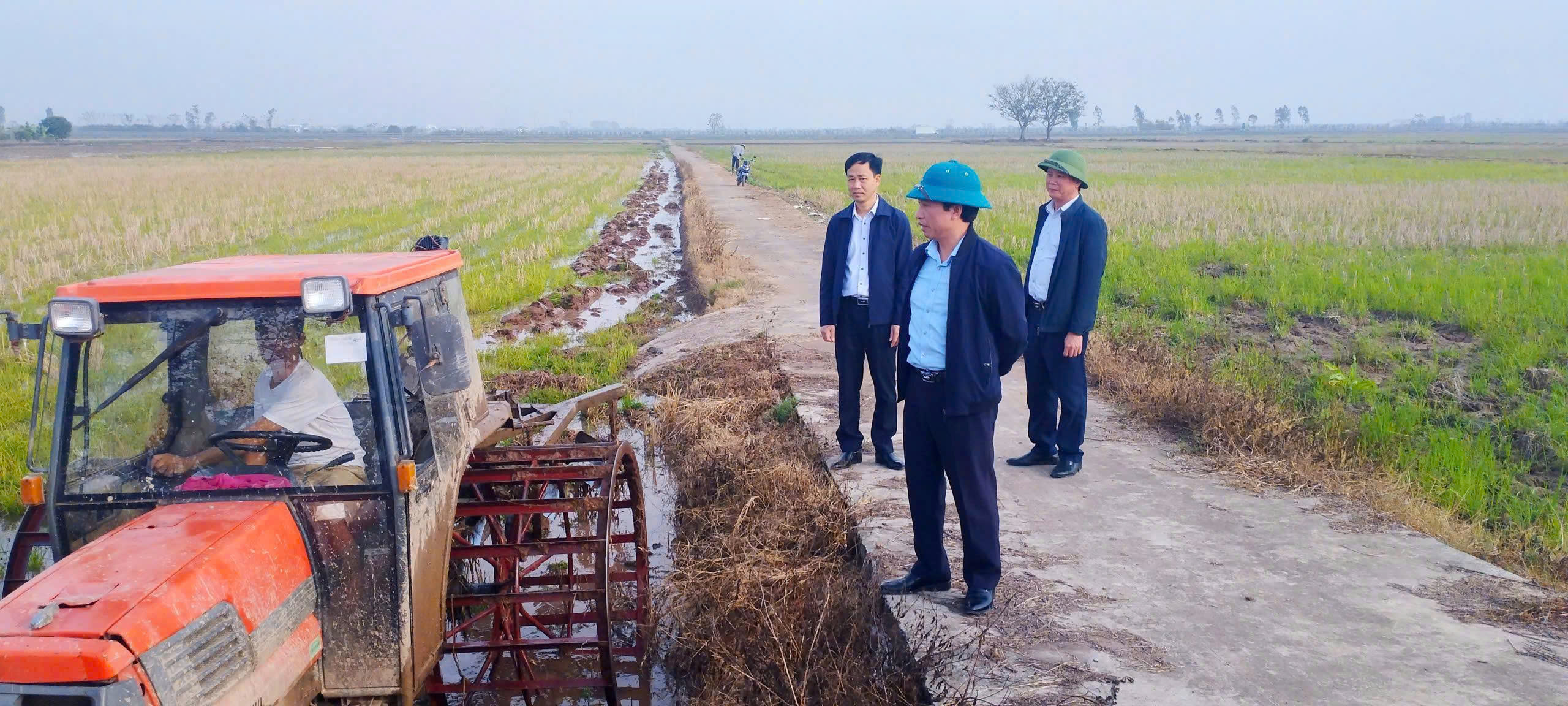 Đồng chí Trần Xuân Điển - Phó Bí thư Đảng ủy, Chủ tịch UBND xã kiểm tra công tác chuẩn bị các điều kiện phục vụ sản xuất vụ Xuân 2026.