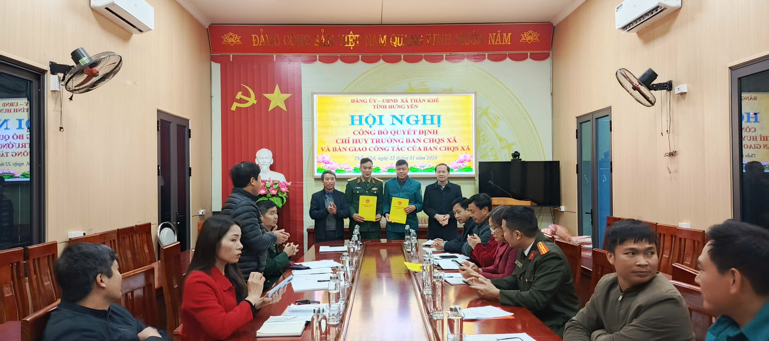 Hội nghị công bố các quyết định của Bộ chỉ huy Quân sự (BCHQS) tỉnh Hưng Yên về miễn nhiệm, bổ nhiệm Chỉ huy trưởng, Phó Chỉ huy trưởng, Chính trị viên Phó BCHQS xã Thần Khê