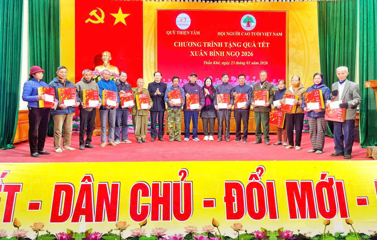 Hội người cao tuổi xã Thần Khê trao quà tết Bính Ngọ 2026 cho hội viên