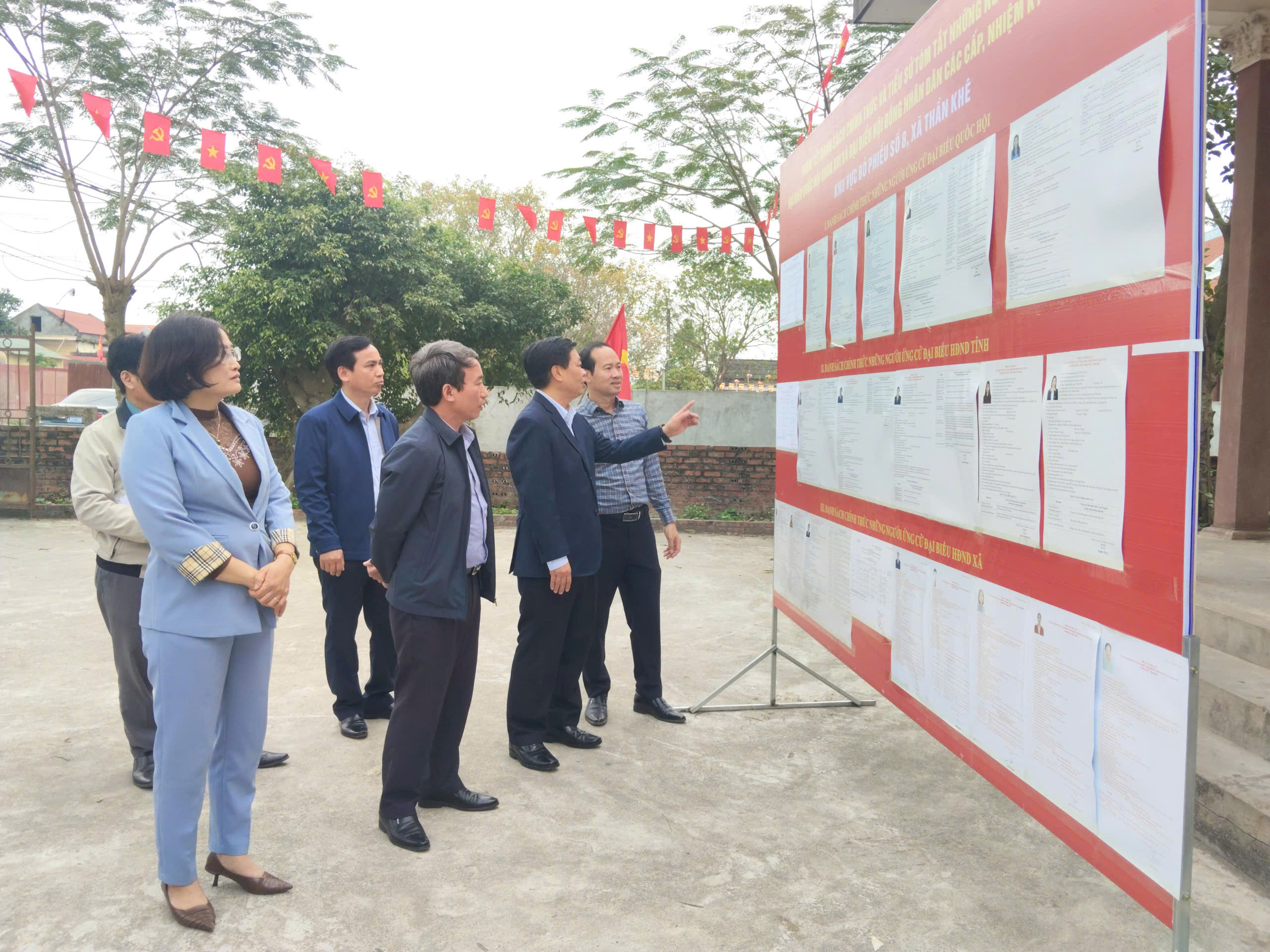 ĐỒNG CHÍ NGUYỄN QUANG HƯNG, ỦY VIÊN BAN THƯỜNG VỤ TỈNH ỦY, CHỦ NHIỆM ỦY BAN KIỂM TRA TỈNH ỦY HƯNG YÊN KIỂM TRA CÔNG TÁC BẦU CỬ TẠI XÃ THẦN KHÊ