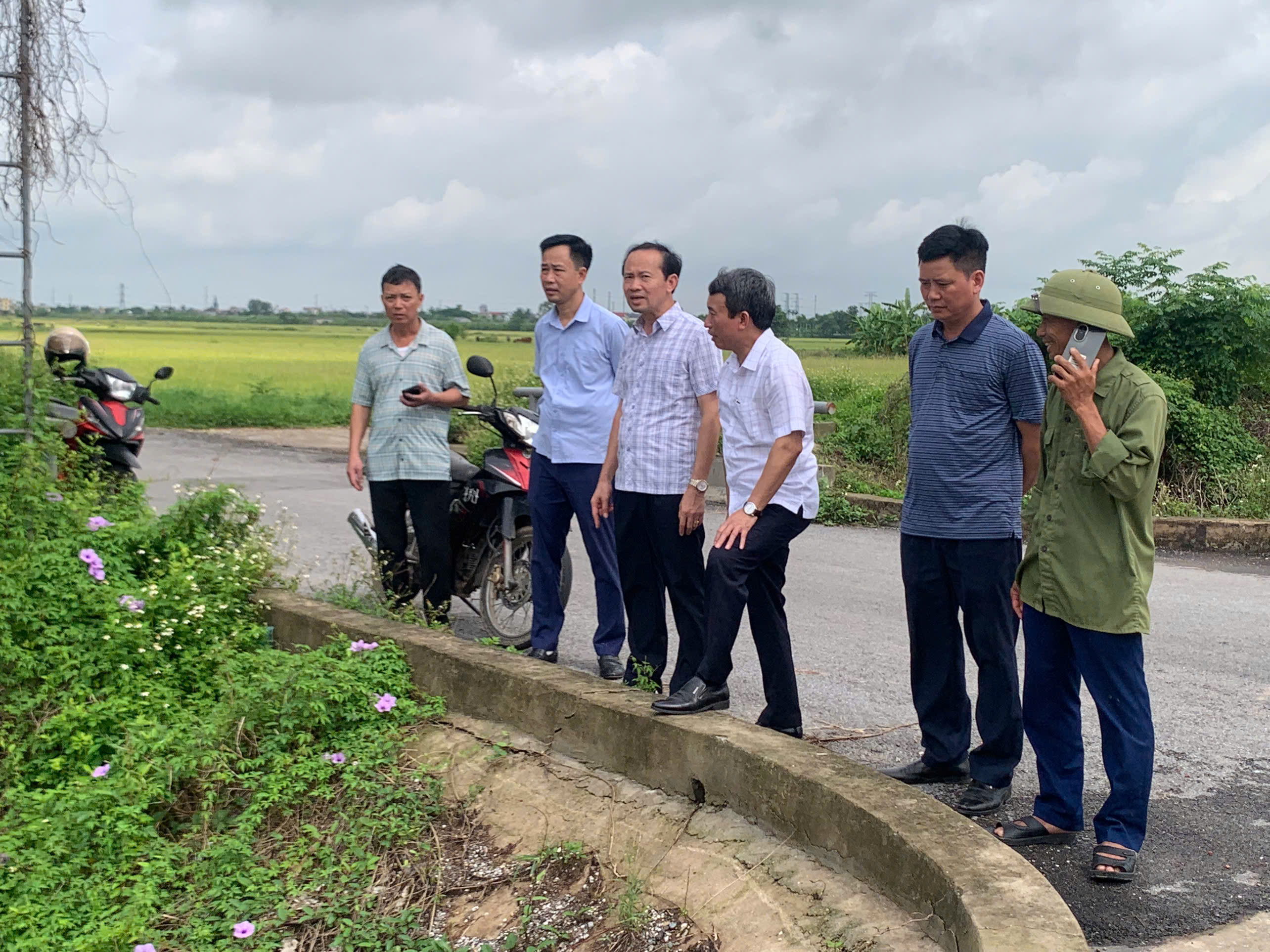 Lãnh đạo xã Thần Khê đi thăm lúa mùa  kiểm tra công tác tiêu thoát nước, chỉ đạo khẩn trương khắc phục tồn đọng trước mùa mưa bão