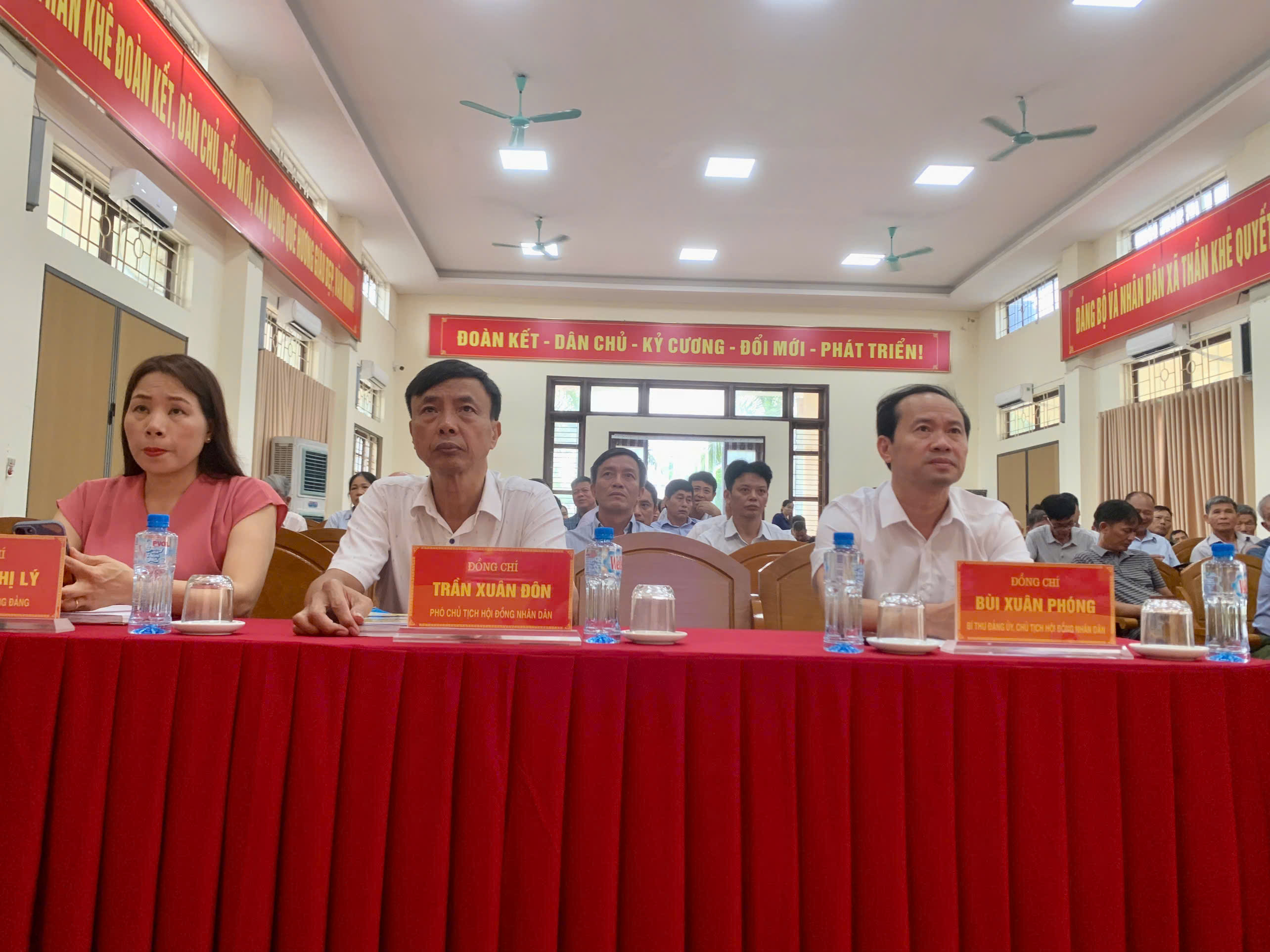 Ủy ban nhân dân xã thần khê  tổ chức hội nghị triển khai một số nội dung tổ chức  lấy ý kiến đại diện cử tri hộ gia đình về việc sắp xếp, tổ chức lại các thôn trên địa bàn xã.