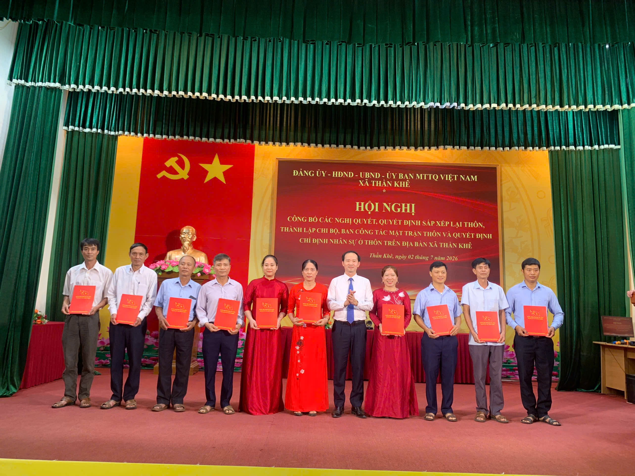 Xã Thần Khê công bố Nghị quyết về sắp xếp thôn; các quyết định thành lập chi bộ thôn và chỉ định Bí thư chi bộ, Trưởng thôn, Trưởng ban Công tác Mặt trận thôn trên địa bàn xã
