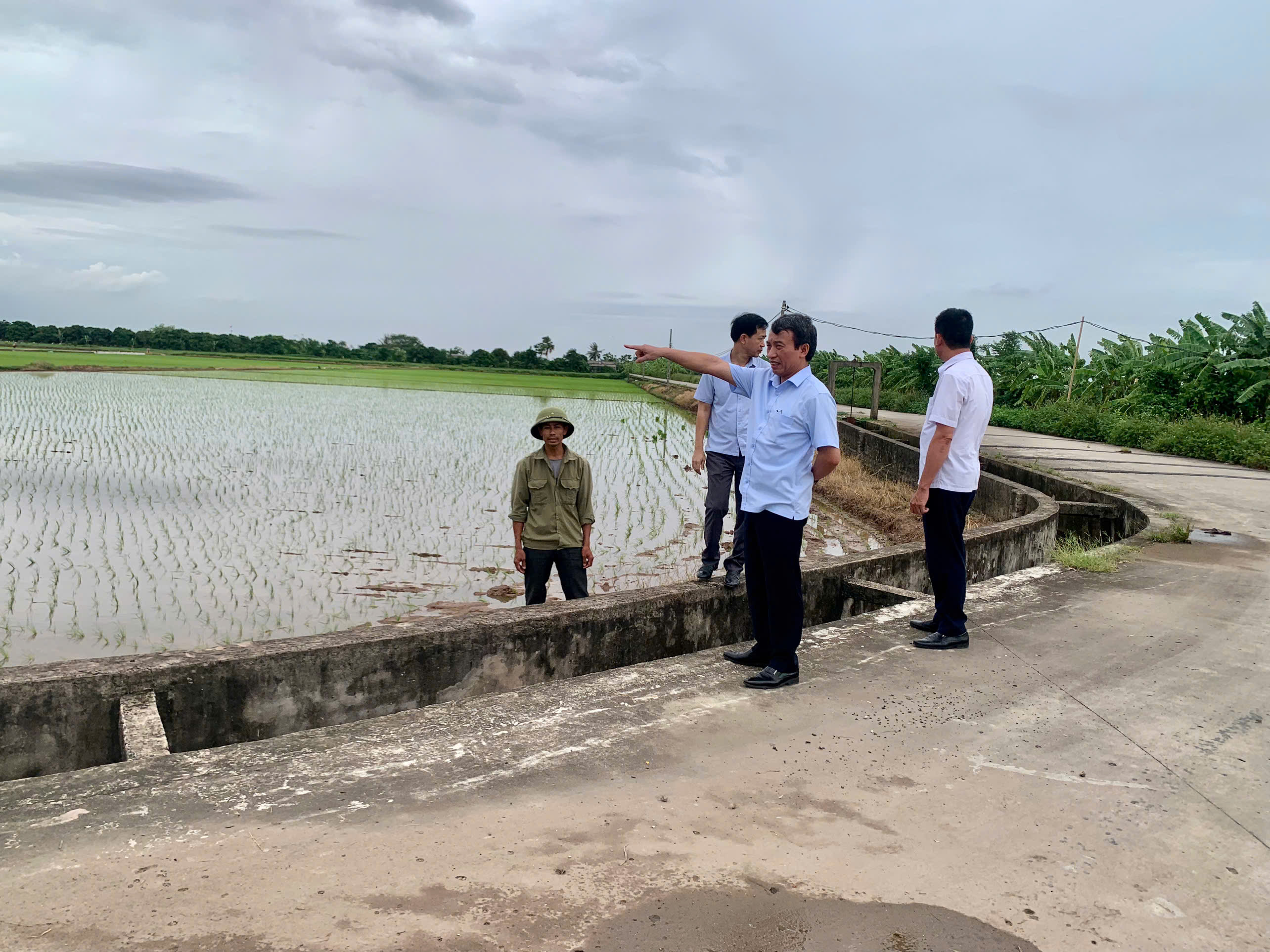 Chủ tịch Ủy ban nhân dân xã Thần Khê kiểm tra sản xuất vụ Mùa, chỉ đạo chủ động ứng phó thiên tai, bảo đảm hiệu quả sản xuất năm 2026