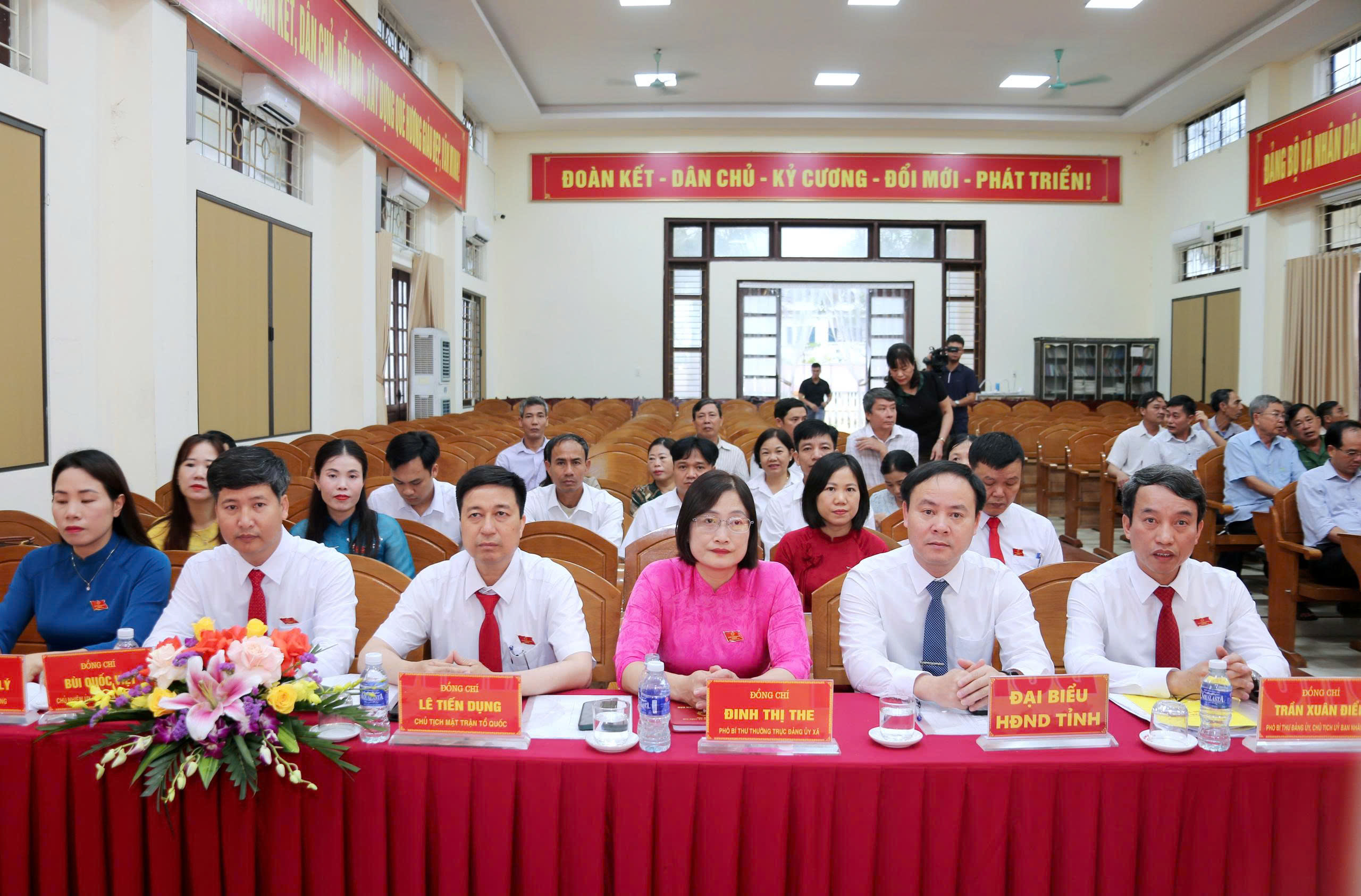 Các đại biểu dự kỳ họp
