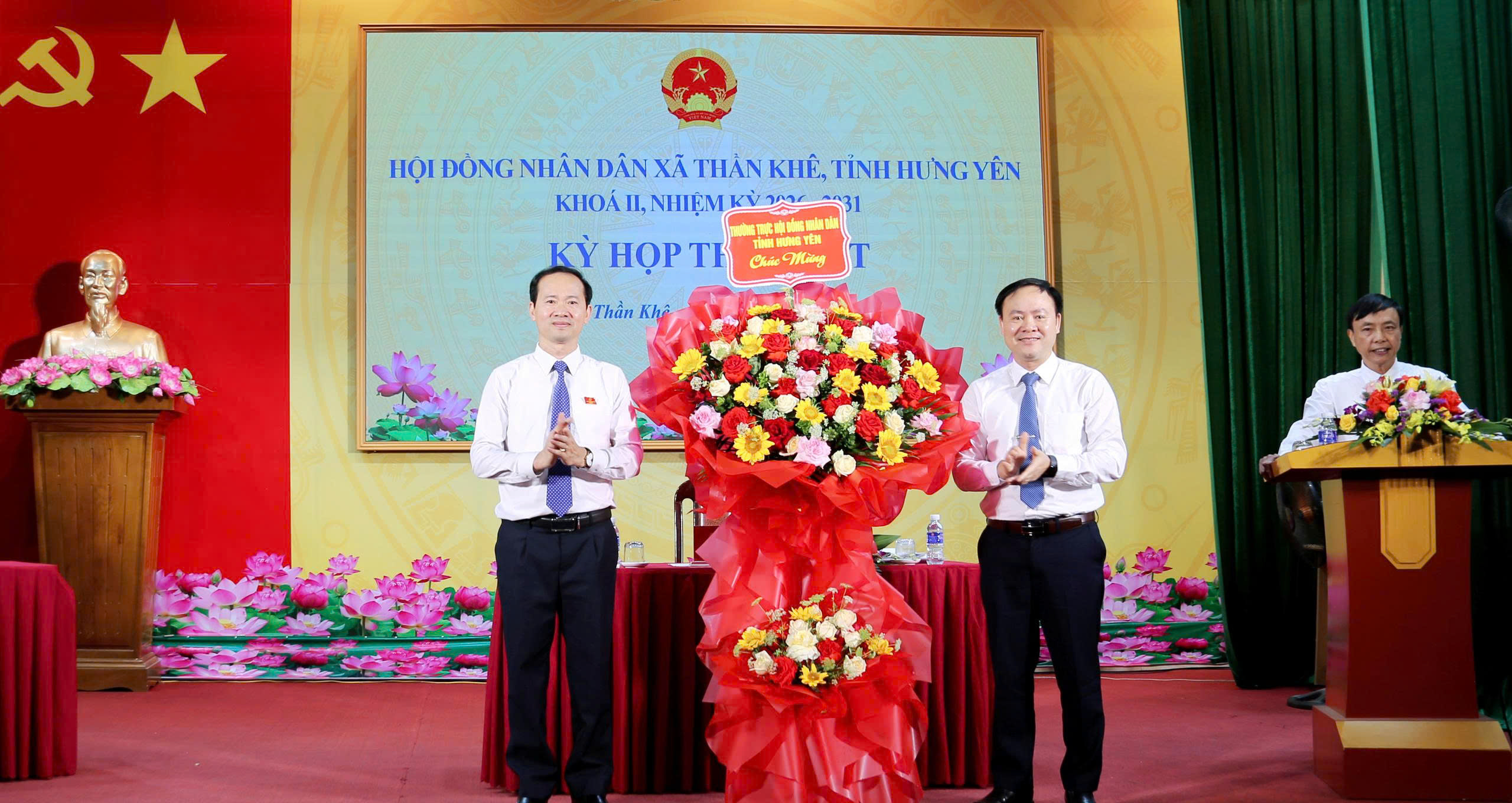 D/c Nguyễn Ngọc Dư - Ủy viên Thường trực HĐND tỉnh, Trưởng Ban Văn hóa – Xã hội HĐND tỉnh tặng hoa chúc mừng
