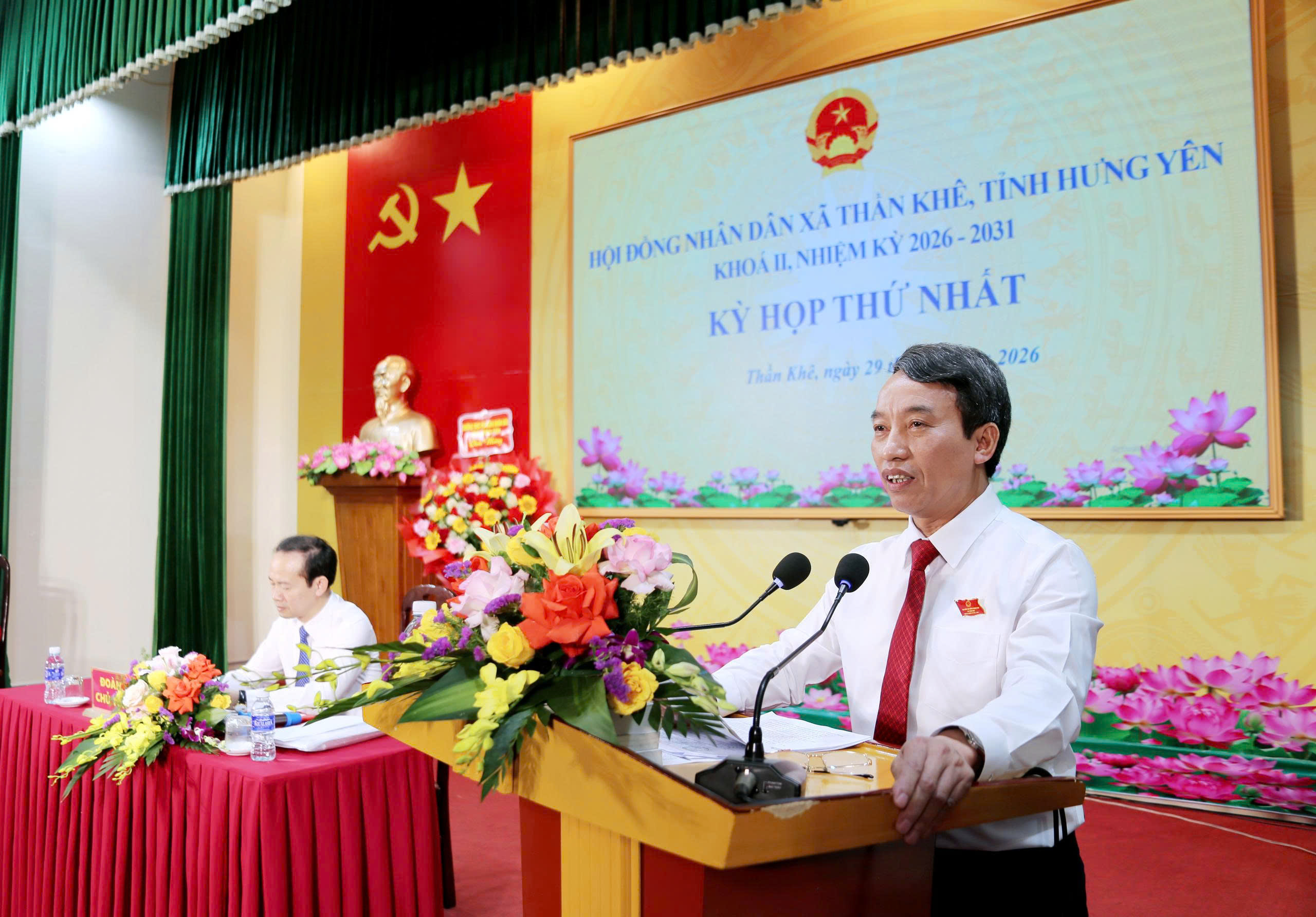 Đ/c Trần Xuân Điển – Phó bí thư Đảng ủy, Chủ tịch UBND xã báo cáo kết quả bầu cử đại biểu HĐND và báo cáo kết quả xác nhận tư cách đại biểu HĐND xã