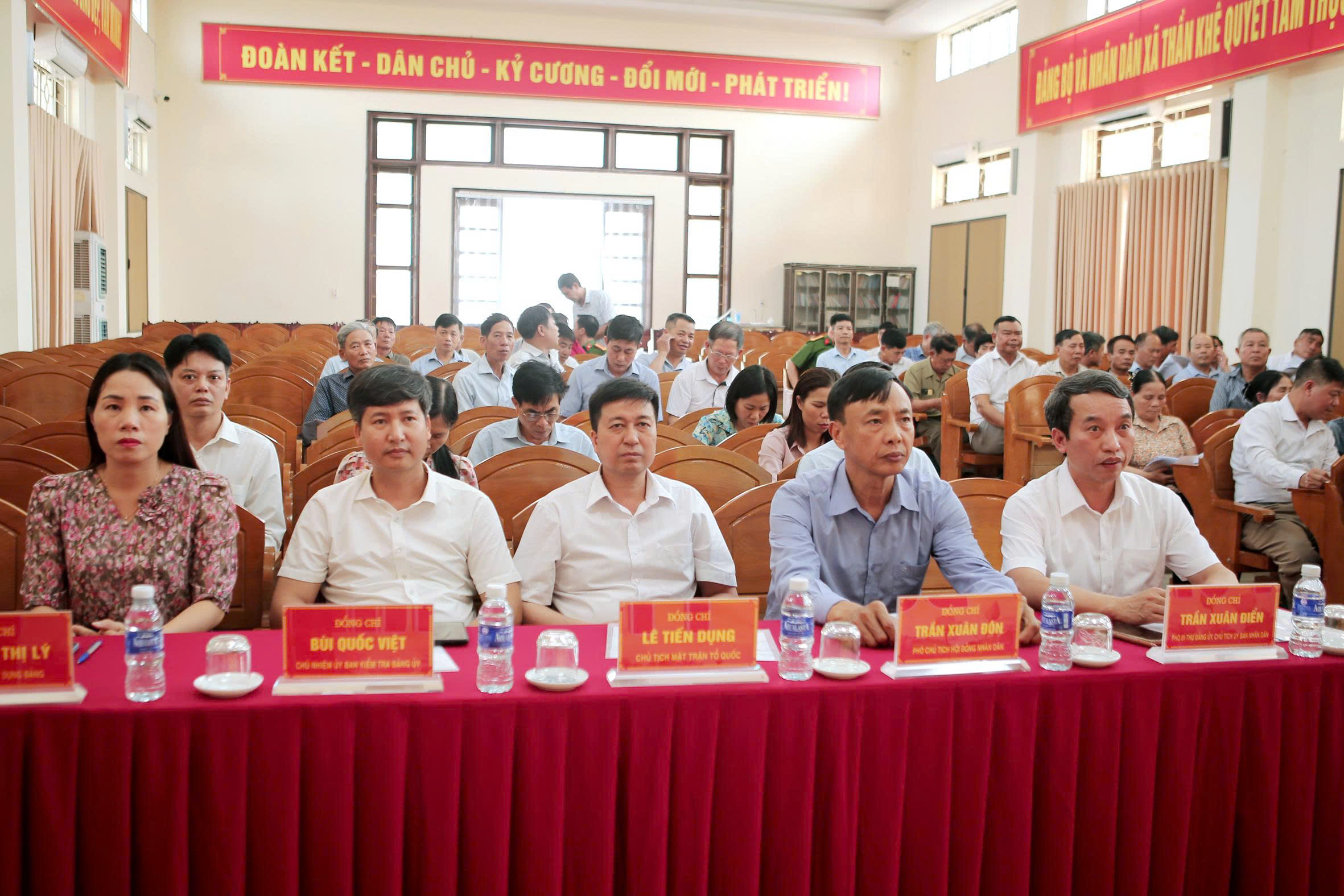 Các đại biểu dự hội nghị