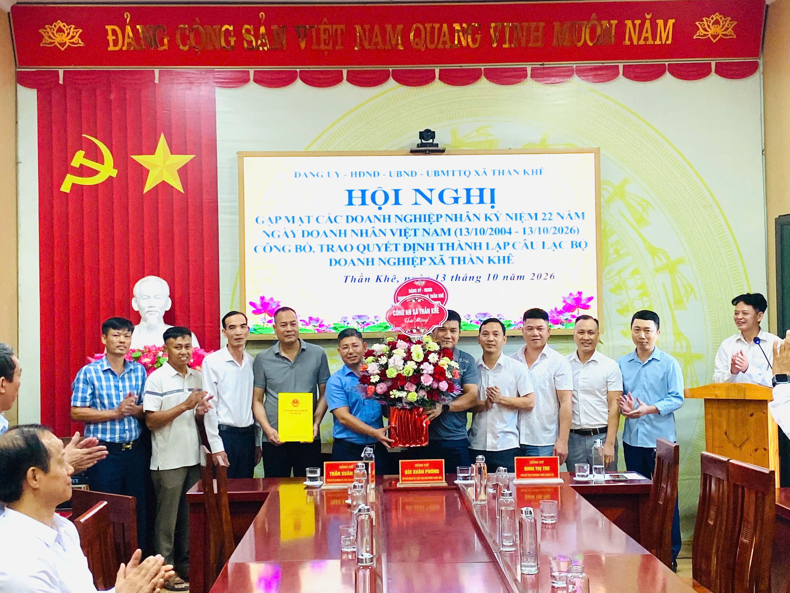 XÃ THẦN KHÊ GẶP MẶT DOANH NGHIỆP NHÂN NGÀY DOANH NHÂN VIỆT NAM VÀ TRAO QUYẾT ĐỊNH THÀNH LẬP CÂU LẠC BỘ DOANH NGHIỆP XÃ