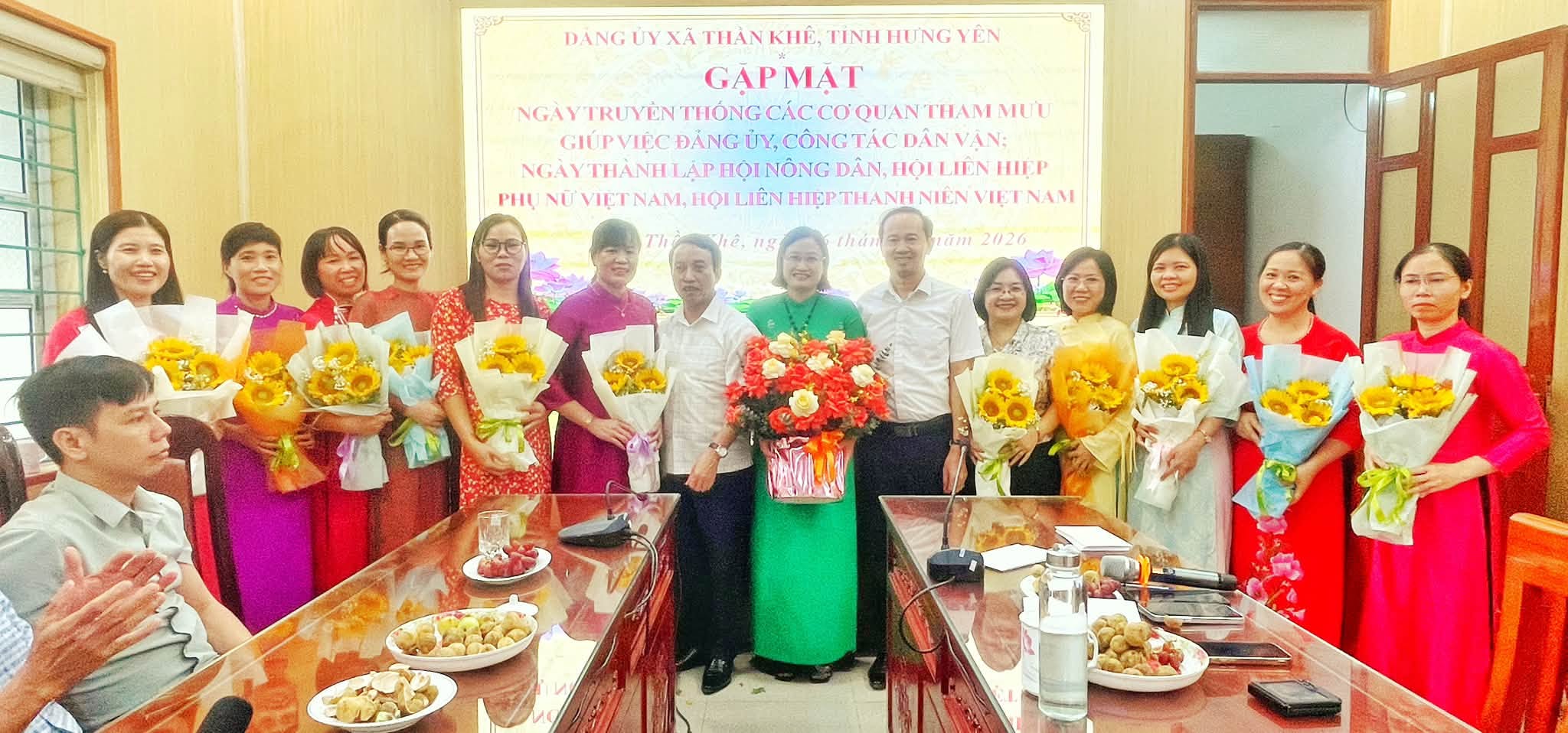 XÃ THẦN KHÊ TỔ CHỨC GẶP MẶT KỶ NIỆM NGÀY TRUYỀN THỐNG CÁC CƠ QUAN THAM MƯU, GIÚP VIỆC CỦA ĐẢNG ỦY  VÀ NGÀY THÀNH LẬP CÁC TỔ CHỨC HỘI, ĐOÀN THỂ